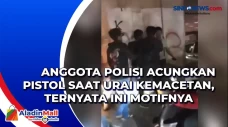 Anggota Polisi Acungkan...