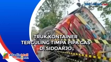 Truk Kontainer Terguling...