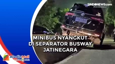 Minibus Nyangkut di...