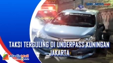 Taksi Terguling di Underpass...
