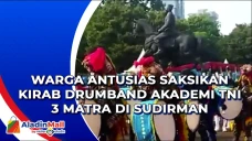 Warga Antusias Saksikan...