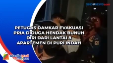 Petugas Damkar Evakuasi...