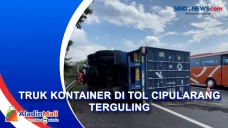 Truk Kontainer di Tol...
