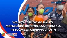 Wanita Gendong Balita...