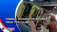 Truk Kontainer Terguling...