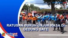 Unjuk Rasa di Depan...