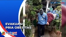 Petugas Damkar Evakuasi...