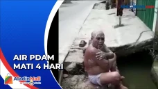 Warga Mandi di Parit...
