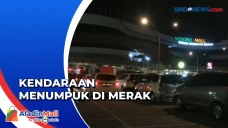 Kendaraan Menumpuk di...