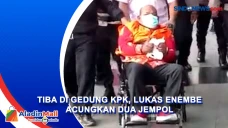Lukas Enembe Acungkan...