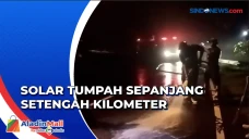 Damkar Bersihkan Tumpahan...