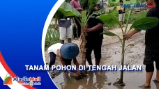 Protes Warga Desa Pranggong...