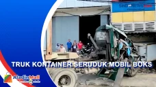 Truk Kontainer Seruduk...
