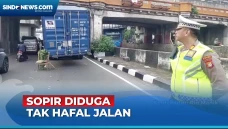Truk Kontainer Nyangkut...