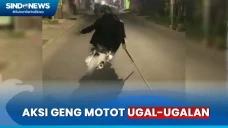 Anggota Geng Motor Acungkan...