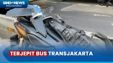 Pemotor Terjepit Bus...