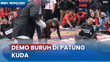 Dua Kelompok Massa Buruh...