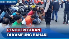 Sejumlah Orang Berpakaian...