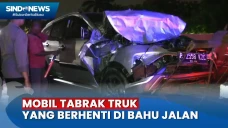 Mobil Ringsek usai Tabrak...
