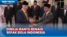 Jokowi Anugerahkan Tanda...