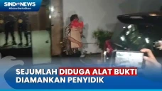 Penyidik Bawa Koper...