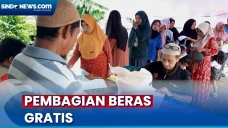 Pembagian Beras Gratis,...