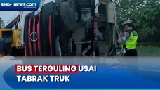 Bus Terguling Usai Tabrak...