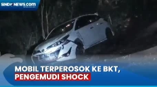 Sebuah Mobil Terperosok...