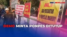 Warga Gelar Demo di...