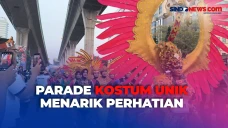 Melihat Parade Kostum...