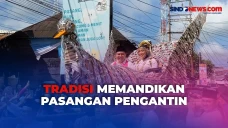 Melihat Tradisi Mandi...