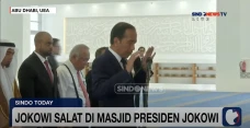 Momen Jokowi Salat di...