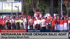 Warga Kenakan Pakaian...