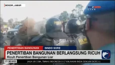 Petugas Kerahkan Alat...