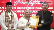 Kenakan Pakaian Khas...