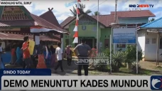 Emak-Emak Lempari Kantor...