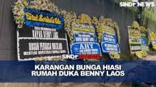 Sejumlah Karangan Bunga...