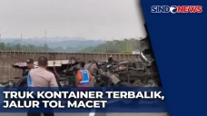 Truk Kontainer Terbalik,...