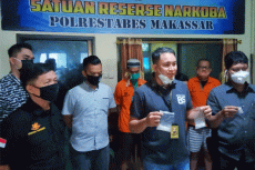 Polisi di Makassar Tangkap...