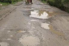 Jalan Rusak di Poros...