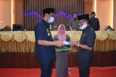 Pemkab Barru Serahkan...
