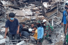 Terjepit 12 Jam di Reruntuhan...
