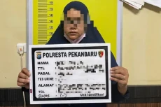 Mega Wanita Muda Tipu...
