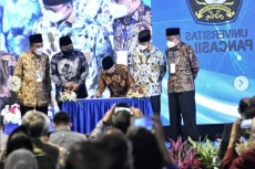 Hadiri Peresmian 6 Rumah...