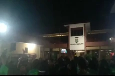 Pria Berambut Cepak...