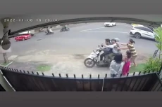 Telepon di Pinggir Jalan,...