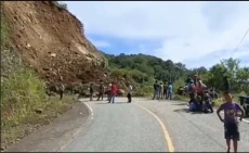 Jalan Trans Flores Tertimbun...