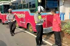 Pelat Nomor Mati, Bus...
