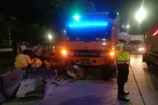 Truk Tanah Tabrak Separator...