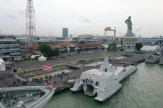Ini Dua Kapal Perang...